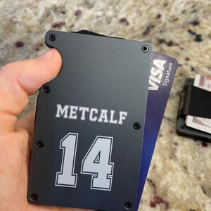 Setaple Seahawks Spieler Jersey Metall Geldbörse | Einzigartiges Fußball Fan Accessoire für Karten & Bargeld | Geschenk für Seahawks Fans | Ehemann Geschenk