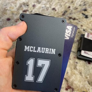 Carteira de metal para camisa de jogador do Washington Commanders | Acessório exclusivo para fãs de futebol para cartões e dinheiro | Presente para fãs do Commanders | Presente para marido