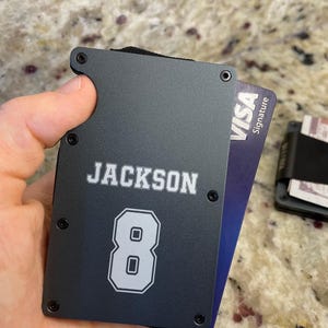 Baltimore Ravens Player Jersey Metall Geldbörse | Einzigartiges Fußball Fan Accessoire für Karten & Bargeld | Geschenk für Ravens Anhänger
