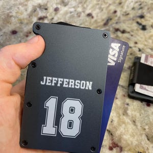 Cartera de metal con la camiseta del jugador de los Minnesota Vikings. Accesorio exclusivo para fanáticos del fútbol para tarjetas y efectivo. Regalo para fanáticos de los Vikings. Regalo para esposos.