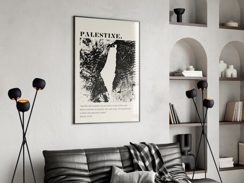 Utskrivbar väggkonst Minimalistisk Palestinakarta Koranvers Engelska Gratis Palestinakonstverk Nedladdningsbar Poster Minimal Neutral Muslimsk Heminredning bild 1