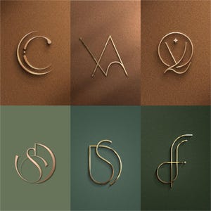 Könnte beinhalten: Sechs goldfarbene Logos auf braunem und grünem Hintergrund. Die Logos zeigen stilisierte Buchstaben und Symbole, darunter die Buchstaben C, XA, V, S, DS und f. Die Designs haben eine minimalistische und elegante Ästhetik.