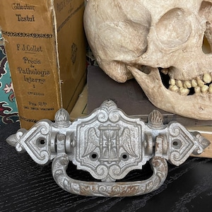 Maniglia per bara antica in stock 1920-1930 con motivo a clessidra alata / Collezione macabra e gotica del Cabinet of Curiosity