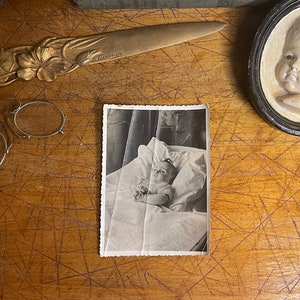 Post Mortem photo of a deceased baby 20th century, 1950 - Old French photography - Cabinet of Curiosity Death Souvenir Mourning Scary