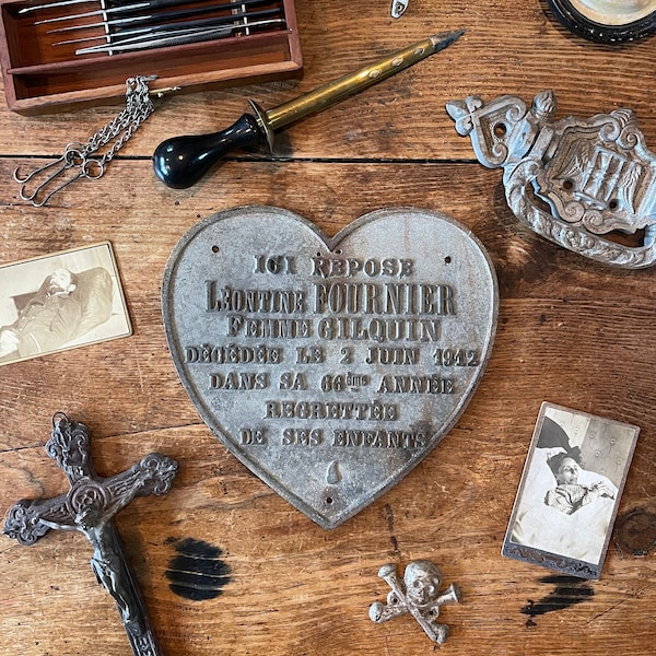 Cast iron cemetery memorial heart - Antique mourning funeral plaque / Vintage funeral mortuary macabre gothic cabinet of curiosities