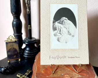 Postmortale Fotografie eines verstorbenen Babys aus dem frühen 20. Jahrhundert, historische Fotografie – Kuriositätenkabinett, Tod, Souvenir, Trauer, Furchterregend