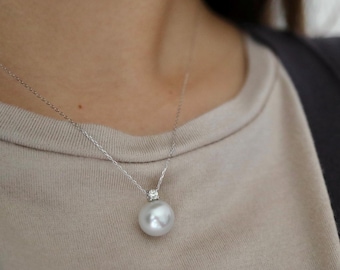 Collar con colgante de perla blanca de los Mares del Sur y diamante talla princesa en oro macizo de 18 quilates.