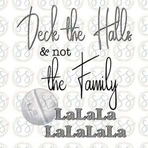 Könnte beinhalten: Eine silberne Glitzergrafik mit dem Text "Deck the Halls & not the Family" und den Wörtern "LaLaLa" und "LaLaLaLa", die darunter wiederholt werden.