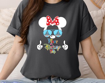 Camiseta Comfort Colors con diseño de gafas de sol de Mickey y Minnie, estilo retro, ideal para tu primer viaje a Disney.
