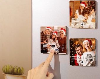 Könnte beinhalten: Drei Fotomagnete mit weißem Hintergrund. Die Magnete zeigen Fotos von Familien während der Weihnachtszeit. Der Text auf den Magneten lautet "Because You Live", "Cool But Crazy" und "Just Me, Myself, and I".