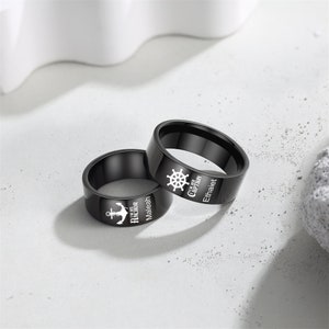 Nombre personalizado Anillo de promesa negro para hombres Anillos de banda apilables personalizables para mujeres Conjuntos de anillos de timón de anclaje de acero inoxidable para parejas