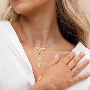 Collar grabado con nombre para niños, collar con colgante de pies de bebé, collar para madre y bebé, collar con nombre familiar para madre
