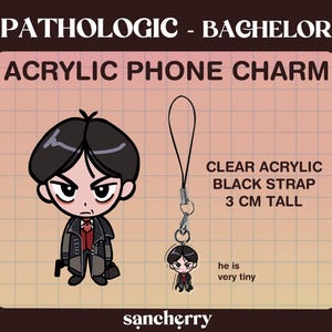 Puede incluir: Un charm de teléfono de acrílico transparente con un personaje de dibujos animados con cabello negro, corbata roja y una pistola. El charm está unido a una correa negra y mide 3 cm de alto. El texto "PATHOLOGIC - BACHELOR" y "CLEAR ACRYLIC BLACK STRAP 3 CM TALL" es visible en la imagen. El texto "he is very tiny" también es visible en la imagen.