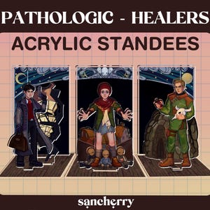 Puede incluir: Tres figuras de acrílico con personajes del juego Pathologic - Healers. Las figuras están sobre un fondo azul oscuro con estrellas y nubes. Los personajes son un hombre con un abrigo oscuro y sombrero, una mujer con una camisa verde y una bufanda roja, y un hombre con una camisa verde y pantalones marrones.