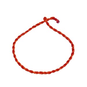 Op de afbeelding: Een feloranje gedraaide koordarmband, bovenaan geknoopt. De armband is gemaakt van een strak geweven materiaal, waardoor een textuur ontstaat. De heldere kleur en het eenvoudige ontwerp maken het tot een veelzijdig accessoire.