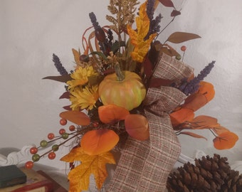 Arreglo floral de otoño chic de la granja, arreglo de la mesa de otoño, follaje de otoño y arreglo de calabaza