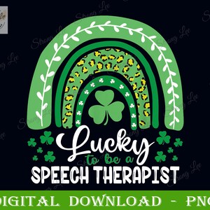 Op de afbeelding: Een groene, gele en witte regenboog met klavertjesvier en de tekst "Lucky to be a Speech Therapist" op een zwarte achtergrond.