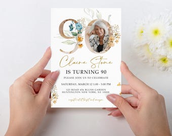 Puede incluir: Una invitación a una fiesta de cumpleaños número 90 con un diseño floral y una foto de una mujer. La invitación es dorada y blanca con un patrón floral y el texto "Claire Stone cumple 90 años".