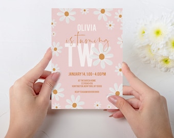 Könnte beinhalten: Eine rosa Geburtstagseinladung mit Gänseblümchen-Illustrationen. Auf der Einladung steht "OLIVIA is turning TW". Der Text enthält auch Datum, Uhrzeit und Ort der Party. Die Einladung wird von zwei Händen gehalten.