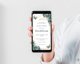 Könnte beinhalten: Ein Smartphone zeigt eine Quinceañera-Einladung. Das Design umfasst einen goldenen geometrischen Rahmen, türkisfarbene florale Akzente und Schmetterlingsillustrationen. Der Text enthält "Quinceañera", den Namen "Olivia Mellencamp" und Veranstaltungsdetails für den 17. Dezember 2023 um 14:00 Uhr.