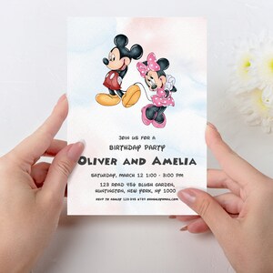 Sjabloon cartoon verjaardagsuitnodiging, Mickey Mouse idee, Minnie verjaardagsuitnodiging, roze en lichtblauwe aquarel, hij of zij verjaardag, MANDM