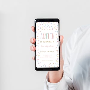 Puede incluir: Un teléfono inteligente que muestra una invitación a una fiesta de cumpleaños para el octavo cumpleaños de Amelia. La invitación presenta un diseño de confeti colorido y el texto "¡Amelia cumple 8! ¡Ven a festejar con nosotros! 14 de enero, de 1:00 a 4:00 pm en The Garcia Mine 123 Roller Coaster Huntington, Nueva York 11743 RSVP a Adam 555-555-5555"
