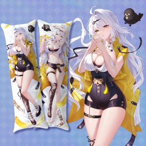 Op de afbeelding: Een rechthoekige lichaamskussensloop met een digitale anime-illustratie van een personage met lang wit haar, gele ogen en een geel jasje over een zwart-witte outfit. Een kleine zwarte vogel is afgebeeld in de bovenhoek van het ontwerp.