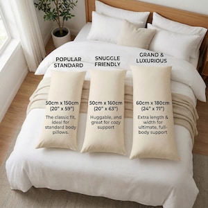 Peut inclure: Trois oreillers de corps beiges sur un lit. Les dimensions sont de 50cm x 150cm, 50cm x 160cm et 60cm x 180cm. Les inscriptions sur les oreillers indiquent "Popular Standard", "Snuggle Friendly" et "Grand & Luxurious".