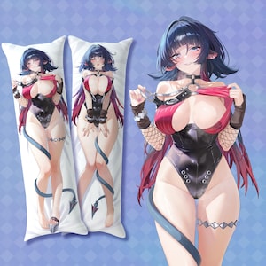 Puede incluir: Cojín corporal con un personaje de estilo anime dibujado digitalmente. El personaje tiene cabello azul oscuro, detalles en rojo y lleva un body negro con ribetes rojos. El cojín tiene un fondo blanco.