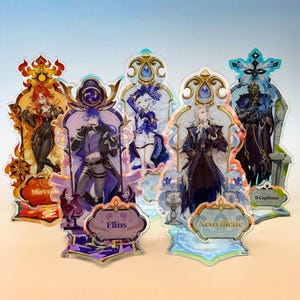 Puede incluir: Colección de figuras acrílicas de personajes con varios diseños de estilo anime. Cada figura tiene un diseño único con colores vibrantes y detalles intrincados, sobre un fondo claro. Las figuras tienen marcos decorativos y nombres de personajes.