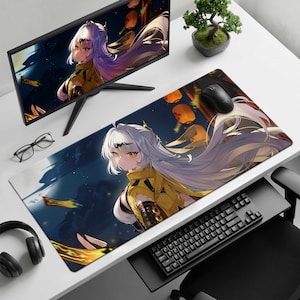 Puede incluir: Una alfombrilla de escritorio rectangular con una ilustración estilo anime de un personaje de pelo blanco largo y ojos amarillos, con una chaqueta amarilla. El fondo muestra una escena nocturna oscura con linternas naranjas brillantes.
