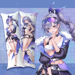 Peut inclure: Deux housses de coussin de corps avec des illustrations de style anime d'un personnage féminin aux cheveux gris et aux accents violets. Le personnage est représenté dans différentes tenues, dont un ensemble noir et blanc et un bikini noir.