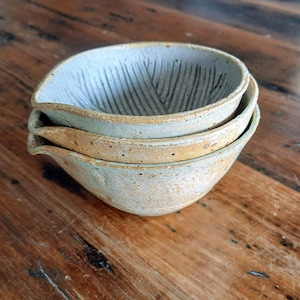 Hand made single spouted bowl ( katakuchi)