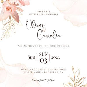 Può includere: Invito di nozze con un design floreale in tonalità rosa e oro. Il testo recita "Insieme alle loro famiglie Oliver & Camelia. Vi invitiamo a unirvi al nostro matrimonio Dom 03 2023. Un'ora del pomeriggio Hotel Name - Brooklyn, NY. Ricevimento a seguire."