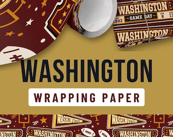 Könnte beinhalten: Kastanienbraunes Geschenkpapier mit einem sich wiederholenden Muster aus Washington Football-Grafiken, darunter Wimpel, Spieltag-Tickets, Footballs und Torpfosten in Gold und Weiß. Der Text lautet Washington, Game Day, Est 1932.