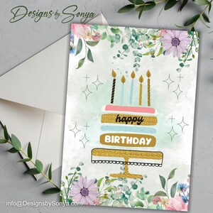 Op de afbeelding: Een verjaardagskaart met een aquarel achtergrond met een taart met kaarsen en de tekst "happy birthday". De kaart is versierd met bloemen en groen.