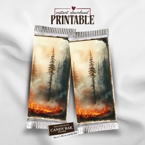 Puede incluir: Dos envoltorios de barra de caramelo con un diseño de incendio forestal. Los envoltorios presentan un paisaje con árboles altos, humo y llamas. El texto "descarga instantánea imprimible" está en la parte superior. Los envoltorios se ajustan a una barra de caramelo de 43,9 gramos.