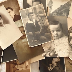 Lot 19 antique photographs portraits of men, women, children '20-30
