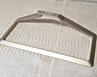 Base de soporte para monitor de TV Asus en metal cromado satinado.