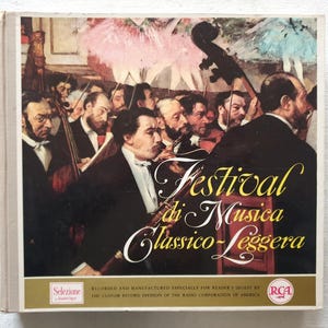 Può includere: Un'antica custodia per CD con il titolo "Festival di Musica Classico-Leggera" in elegante scrittura. La copertina presenta un'orchestra classica che si esibisce, con un focus sui musicisti e sugli strumenti. Il logo RCA è visibile.