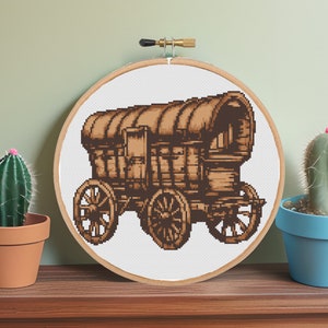 Könnte beinhalten: Ein brauner Holzwagen mit einer Plane und vier Rädern. Der Wagen steht auf weißem Hintergrund.