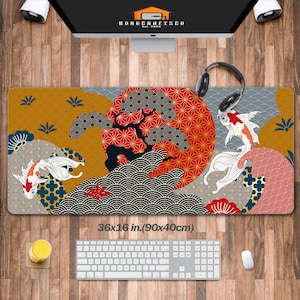 Könnte beinhalten: Eine große, farbenfrohe japanisch inspirierte Mausmatte mit einem roten, schwarzen und goldenen Design, das zwei Koi-Karpfen zeigt, die in einem Wellenmuster schwimmen. Die Mausmatte misst 36x16 Zoll (90x40 cm).