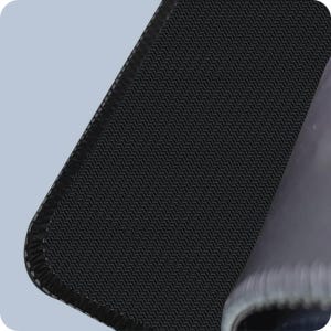 Peut inclure: Gros plan sur un tapis de souris noir avec une surface textur&eacute;e. Le tapis a une bordure cousue et un dessous antid&eacute;rapant. Le coin du tapis est l&eacute;g&egrave;rement pli&eacute;, r&eacute;v&eacute;lant le dessous.