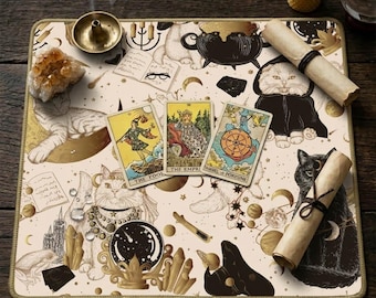 Peut inclure: Un tapis de tarot beige sur le thème des chats, avec des cartes de tarot, des chats, des parchemins et des éléments célestes. Le tapis comprend les cartes "Le Fou", "L'Impératrice" et "Roue de la Fortune". Une bougie et un brûleur d'encens sont également présents.