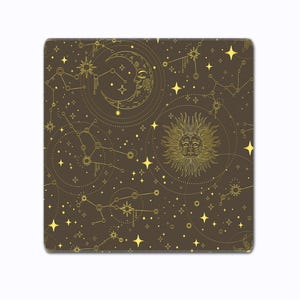Peut inclure: Un objet d&eacute;coratif carr&eacute; et marron avec un motif c&eacute;leste. Des illustrations dor&eacute;es du soleil, de la lune, des &eacute;toiles et des constellations sont dispos&eacute;es sur la surface. L'objet a un bord cousu.