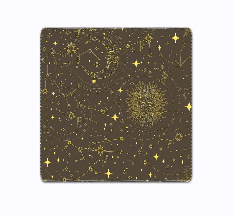 Peut inclure: Un objet d&eacute;coratif carr&eacute; et marron avec un motif c&eacute;leste. Des illustrations dor&eacute;es du soleil, de la lune, des &eacute;toiles et des constellations sont dispos&eacute;es sur la surface. L'objet a un bord cousu.