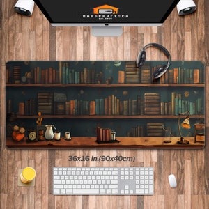 Könnte beinhalten: Eine braune und blaue illustrierte Schreibtischunterlage mit einem Bücherregal voller Bücher. Die Unterlage ist 90 cm x 40 cm groß.