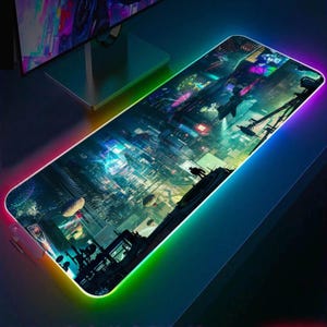 Puede incluir: Alfombrilla de ratón rectangular con un diseño de paisaje urbano futurista. La alfombrilla presenta una ilustración vibrante y colorida de una ciudad con vehículos voladores y luces de neón. Los bordes de la alfombrilla están iluminados con un degradado arcoíris.