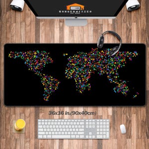 Può includere: Tappetino da scrivania rettangolare nero con un design a mappa del mondo pixelato e colorato. Il tappetino misura 90 x 40 cm. Il testo "36x16 in.(90x40cm)" è stampato sul tappetino. Bordo nero cucito.