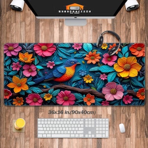 Könnte beinhalten: Eine Mauspad mit einem farbenfrohen Blumen- und Vogeldesign auf blauem Hintergrund. Die Mauspad misst 36x16 Zoll (90x40 cm).